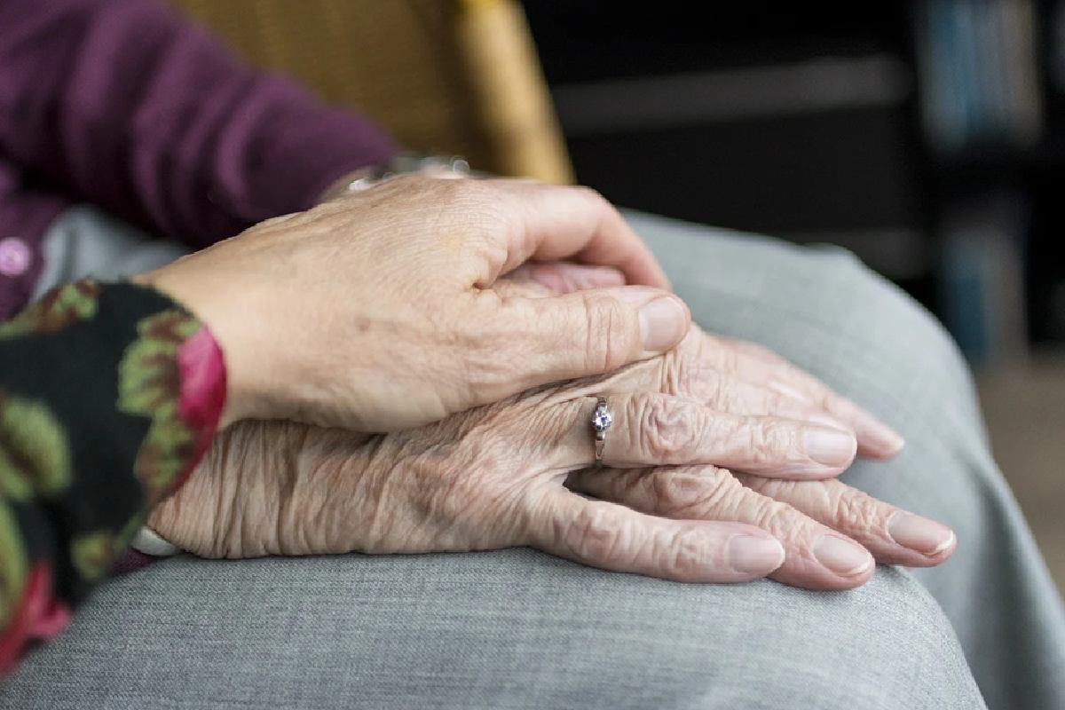 6 Signs Your Aging Parent Needs Help
