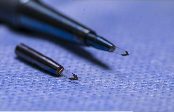 The advantages of using sapphire blades in hair transplantation surgery